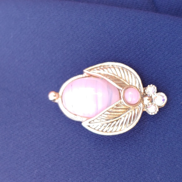 Vintage Style Oval Pink Feather Brooch in Pink and Gold Tone - Picture 11 of 12